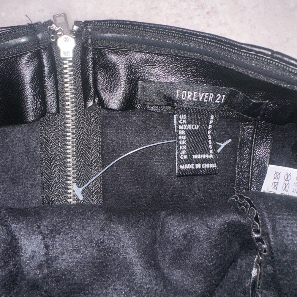 Forever 21 Black Faux Leather Ruched Ruffle Bandeau Crop Top Size Small - Picture 7 of 10